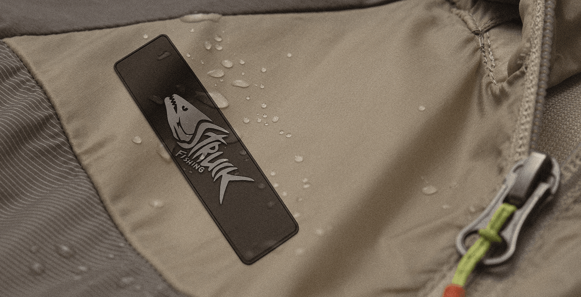 Aplicação do logotipo Struck Fishing em etiqueta bordada sobre tecido — mockup de vestuário esportivo